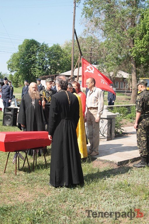 В Белецковке захоронили останки советского лётчика, погибшего в 1941 году под Кременчугом (ФОТОРЕПОРТАЖ) В Белецковке захоронили останки советского лётчика, погибшего в 1941 году под Кременчугом (ФОТОРЕПОРТАЖ)