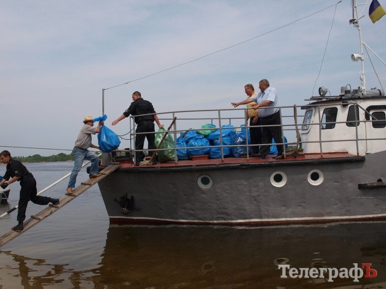 На выходных с кременчугских островов вывезли более полутора тонн мусора (ФОТО) На выходных с кременчугских островов вывезли более полутора тонн мусора (ФОТО)