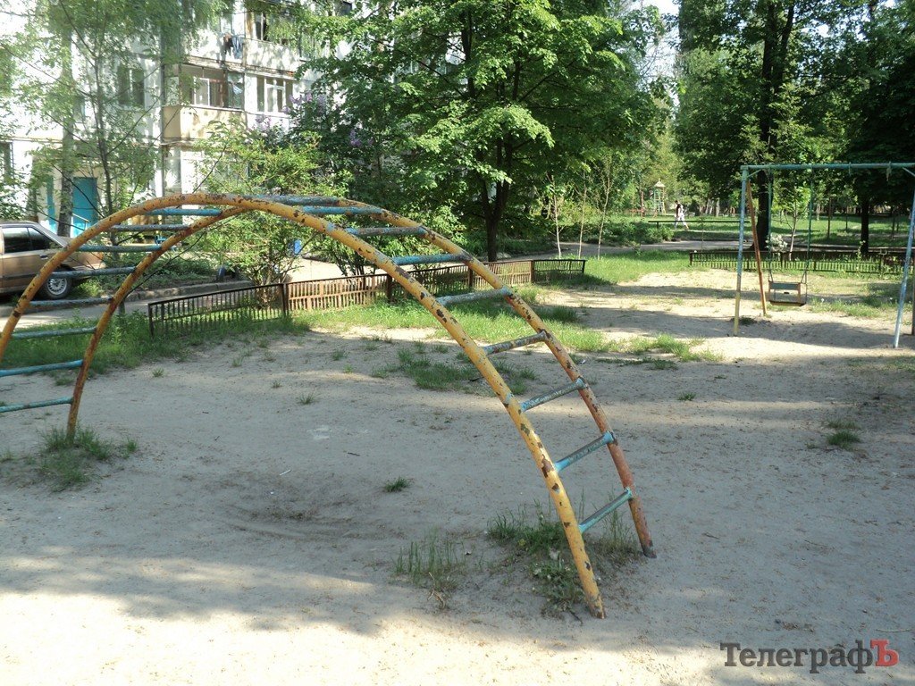 Кременчужане просят коммунальников отремонтировать детскую площадку Кременчужане просят коммунальников отремонтировать детскую площадку