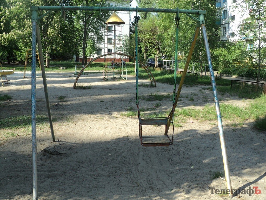 Кременчужане просят коммунальников отремонтировать детскую площадку Кременчужане просят коммунальников отремонтировать детскую площадку