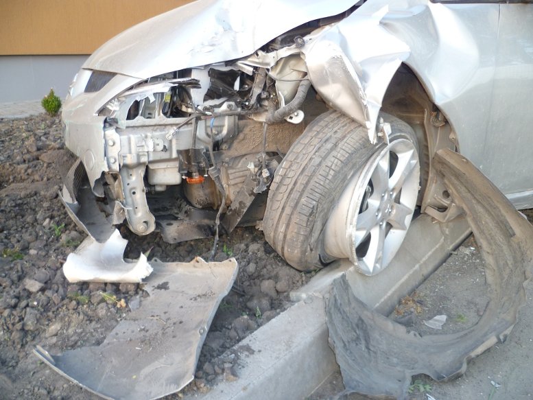 Кременчужанин на Mitsubishi Grandis въехал в забор ж/д станции «Потоки» (ФОТО) Кременчужанин на Mitsubishi Grandis въехал в забор ж/д станции «Потоки» (ФОТО)