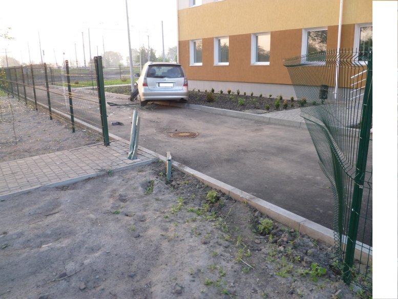 Кременчужанин на Mitsubishi Grandis въехал в забор ж/д станции «Потоки» (ФОТО) Кременчужанин на Mitsubishi Grandis въехал в забор ж/д станции «Потоки» (ФОТО)