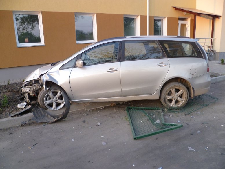 Кременчужанин на Mitsubishi Grandis въехал в забор ж/д станции «Потоки» (ФОТО) Кременчужанин на Mitsubishi Grandis въехал в забор ж/д станции «Потоки» (ФОТО)