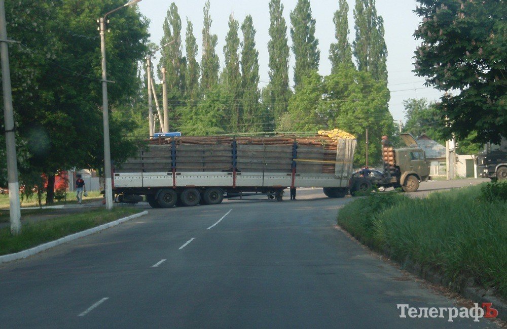 В Кременчуге от грузовика отцепился прицеп и перекрыл дорогу (ФОТО) В Кременчуге от грузовика отцепился прицеп и перекрыл дорогу (ФОТО)