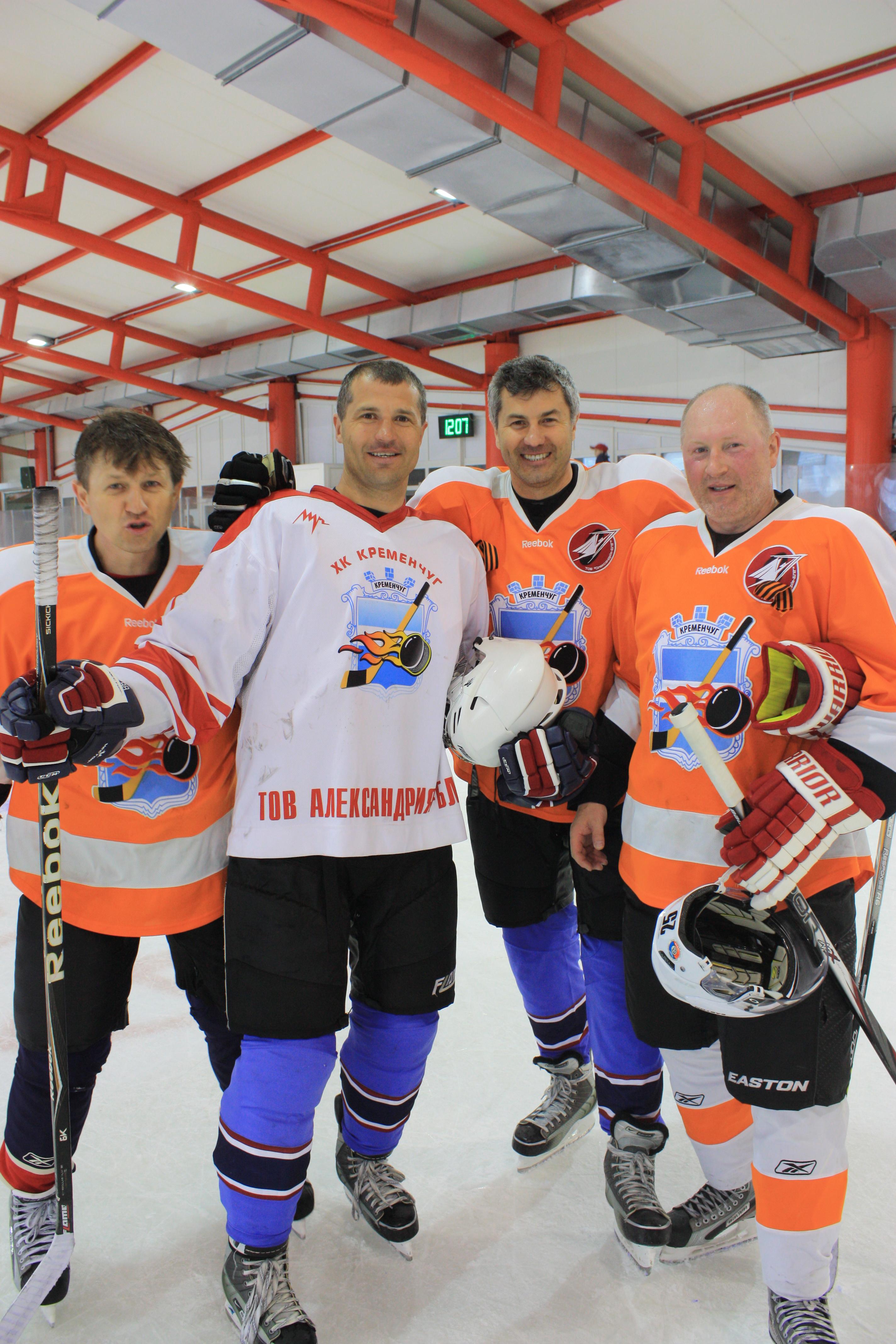 ХОККЕЙ. В напряженном матче молодёжь одержала победу над ветеранами. ХОККЕЙ. В напряженном матче молодёжь одержала победу над ветеранами.