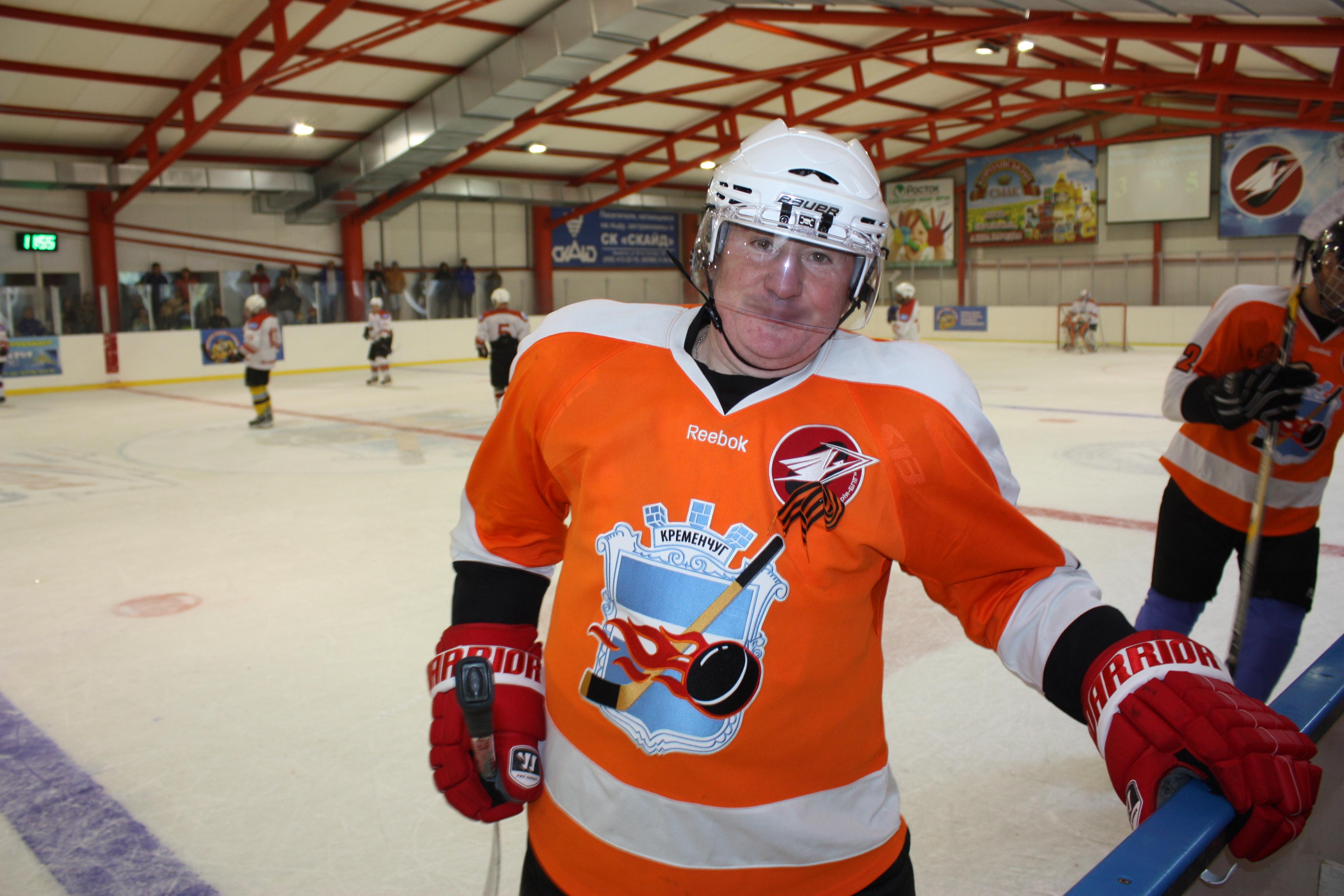 ХОККЕЙ. В напряженном матче молодёжь одержала победу над ветеранами. ХОККЕЙ. В напряженном матче молодёжь одержала победу над ветеранами.