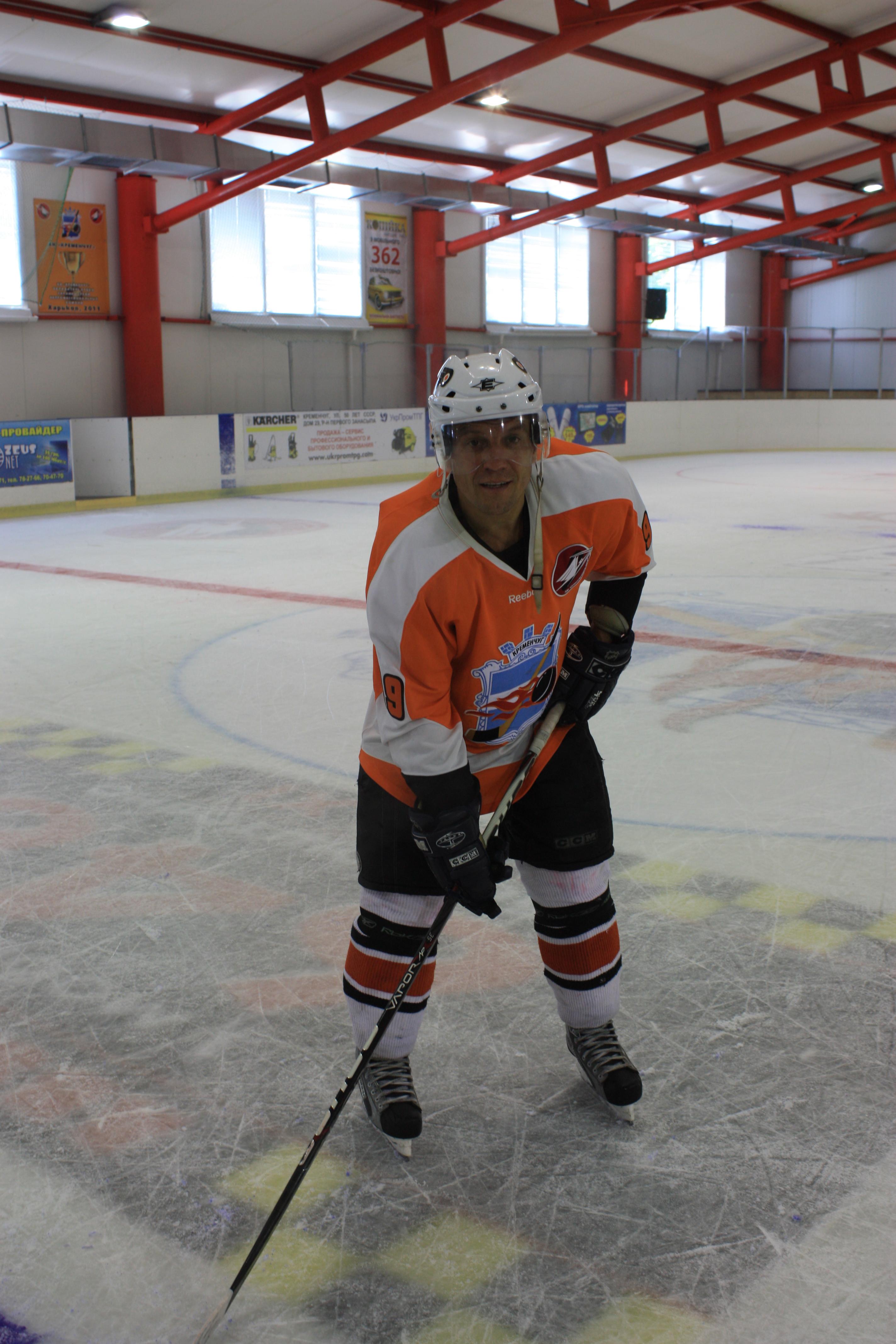 ХОККЕЙ. В напряженном матче молодёжь одержала победу над ветеранами. ХОККЕЙ. В напряженном матче молодёжь одержала победу над ветеранами.