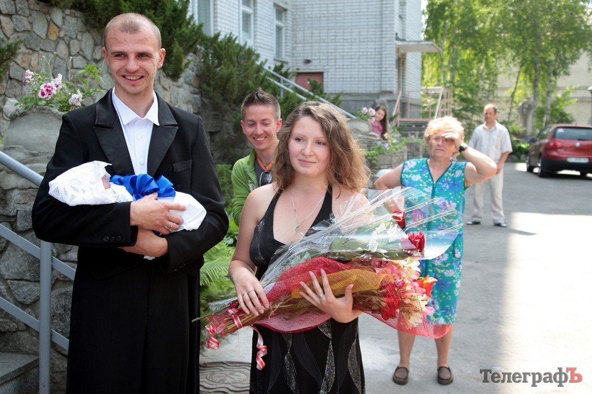 В Кременчуге роженицу встретили на карете с лошадьми (ФОТО, ВИДЕО) В Кременчуге роженицу встретили на карете с лошадьми (ФОТО, ВИДЕО)