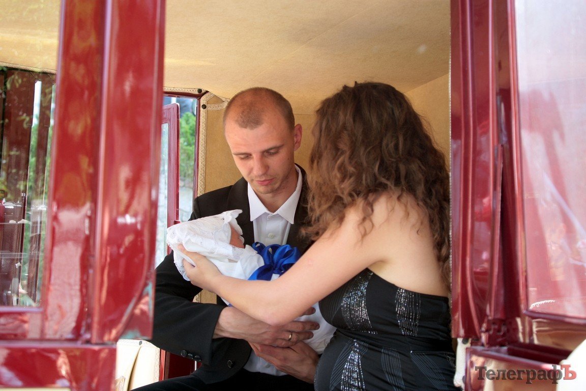 В Кременчуге роженицу встретили на карете с лошадьми (ФОТО, ВИДЕО) В Кременчуге роженицу встретили на карете с лошадьми (ФОТО, ВИДЕО)