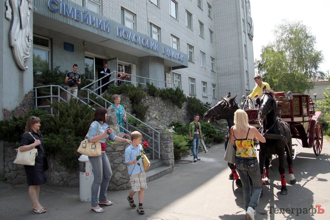В Кременчуге роженицу встретили на карете с лошадьми (ФОТО, ВИДЕО) В Кременчуге роженицу встретили на карете с лошадьми (ФОТО, ВИДЕО)