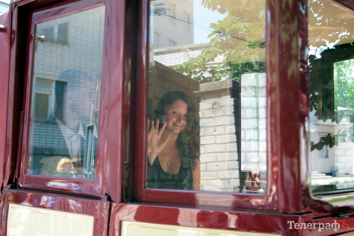 В Кременчуге роженицу встретили на карете с лошадьми (ФОТО, ВИДЕО) В Кременчуге роженицу встретили на карете с лошадьми (ФОТО, ВИДЕО)