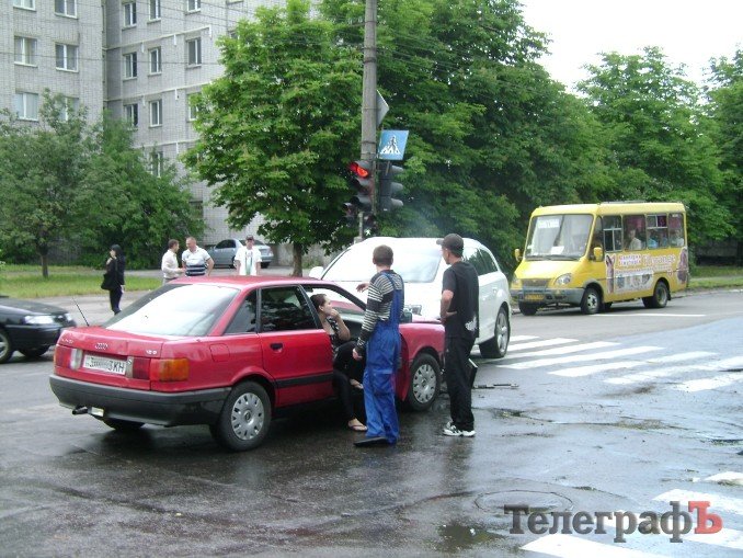 В центре Кременчуга в лобовую столкнулись Audi 80 и Audi Q7 (ФОТО, дополнено) В центре Кременчуга в лобовую столкнулись Audi 80 и Audi Q7 (ФОТО, дополнено)
