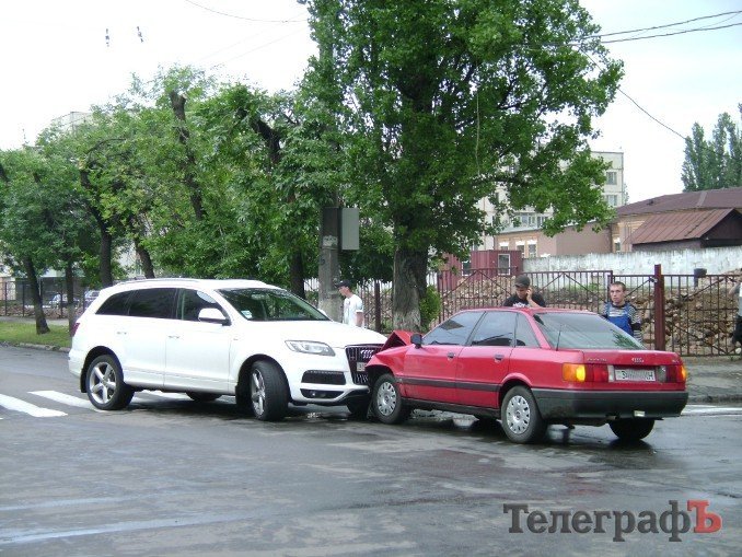 В центре Кременчуга в лобовую столкнулись Audi 80 и Audi Q7 (ФОТО, дополнено) В центре Кременчуга в лобовую столкнулись Audi 80 и Audi Q7 (ФОТО, дополнено)