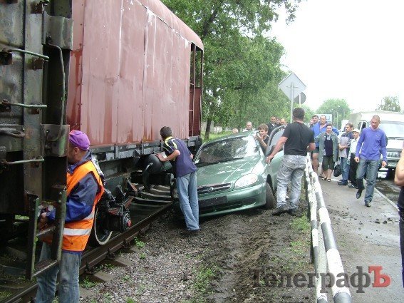 В центре Кременчуга автомобиль въехал под поезд (ФОТО) В центре Кременчуга автомобиль въехал под поезд (ФОТО)