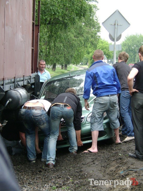 В центре Кременчуга автомобиль въехал под поезд (ФОТО) В центре Кременчуга автомобиль въехал под поезд (ФОТО)
