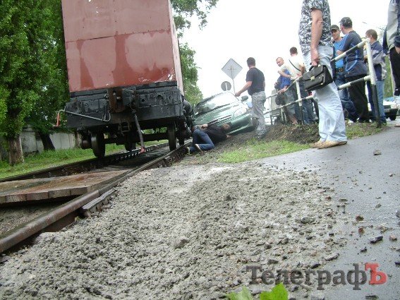 В центре Кременчуга автомобиль въехал под поезд (ФОТО) В центре Кременчуга автомобиль въехал под поезд (ФОТО)