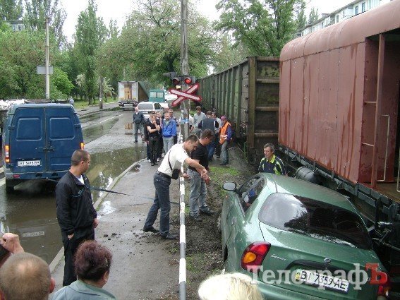 В центре Кременчуга автомобиль въехал под поезд (ФОТО) В центре Кременчуга автомобиль въехал под поезд (ФОТО)
