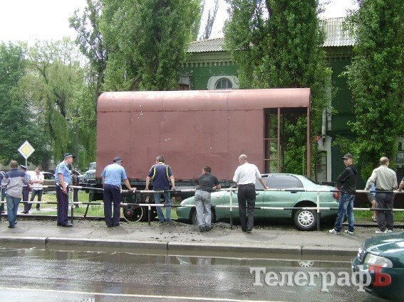 В центре Кременчуга автомобиль въехал под поезд (ФОТО) В центре Кременчуга автомобиль въехал под поезд (ФОТО)