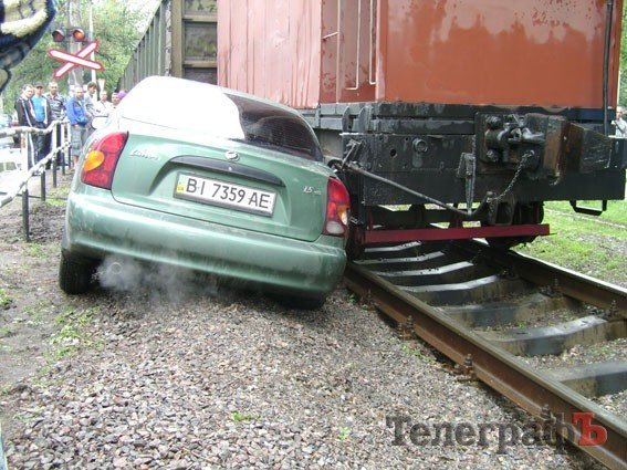 В центре Кременчуга автомобиль въехал под поезд (ФОТО) В центре Кременчуга автомобиль въехал под поезд (ФОТО)