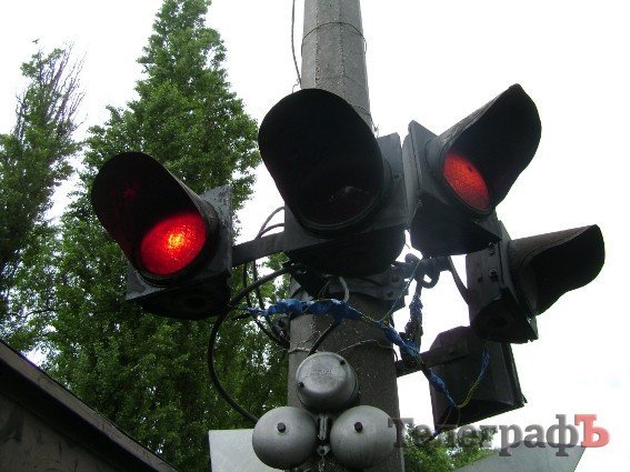 В центре Кременчуга автомобиль въехал под поезд (ФОТО) В центре Кременчуга автомобиль въехал под поезд (ФОТО)