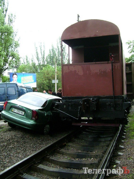 В центре Кременчуга автомобиль въехал под поезд (ФОТО) В центре Кременчуга автомобиль въехал под поезд (ФОТО)