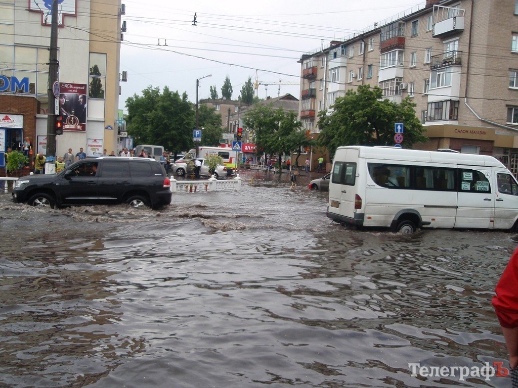 Во время ливня центр Кременчуга затопило (ФОТО, ВИДЕО) Во время ливня центр Кременчуга затопило (ФОТО, ВИДЕО)
