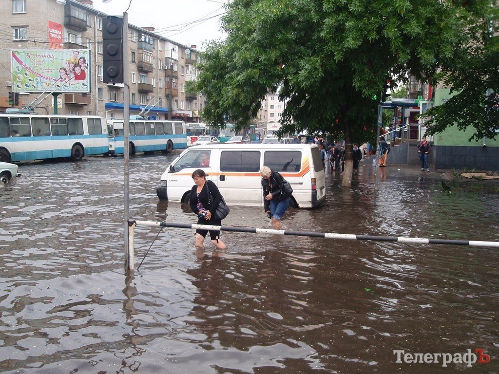 Во время ливня центр Кременчуга затопило (ФОТО, ВИДЕО) Во время ливня центр Кременчуга затопило (ФОТО, ВИДЕО)