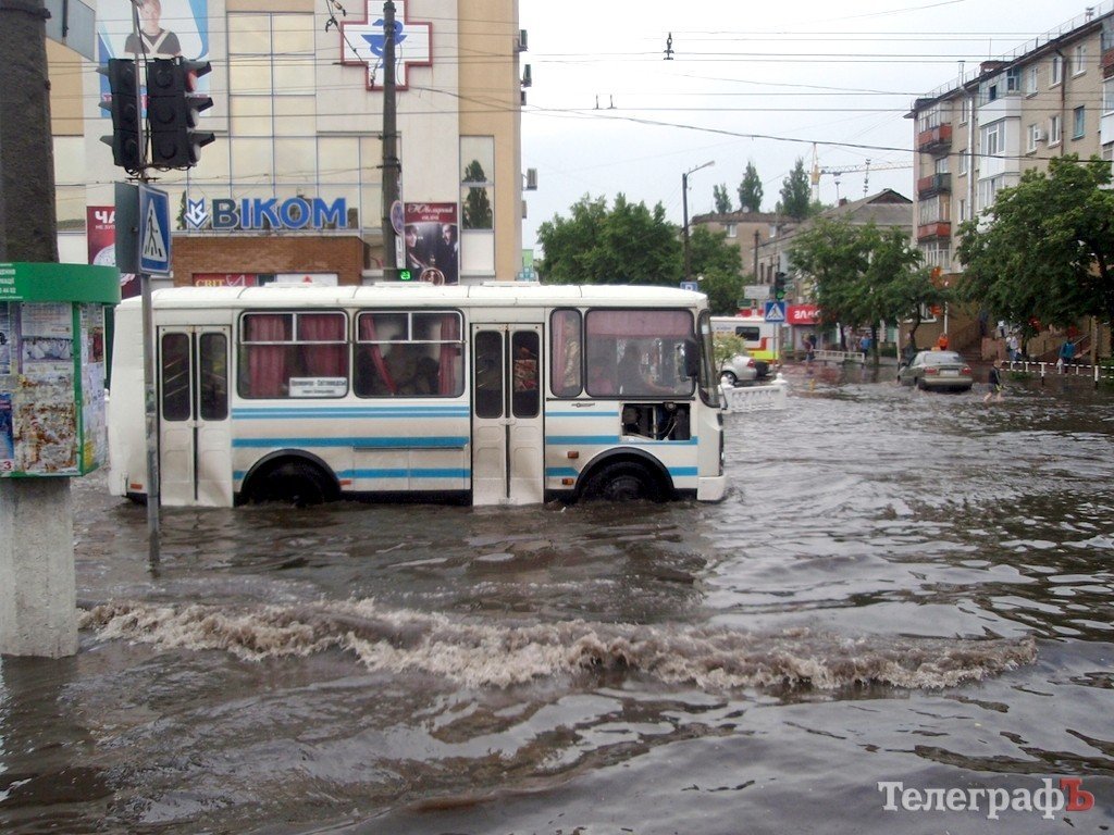 Во время ливня центр Кременчуга затопило (ФОТО, ВИДЕО) Во время ливня центр Кременчуга затопило (ФОТО, ВИДЕО)