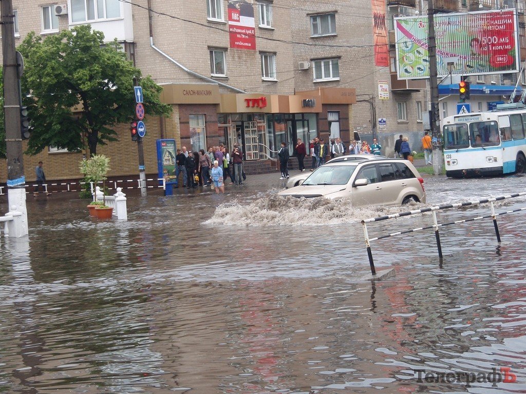 Во время ливня центр Кременчуга затопило (ФОТО, ВИДЕО) Во время ливня центр Кременчуга затопило (ФОТО, ВИДЕО)