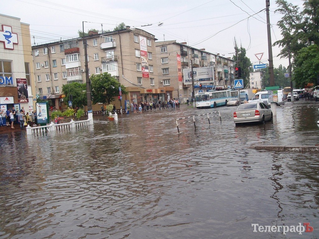 Во время ливня центр Кременчуга затопило (ФОТО, ВИДЕО) Во время ливня центр Кременчуга затопило (ФОТО, ВИДЕО)