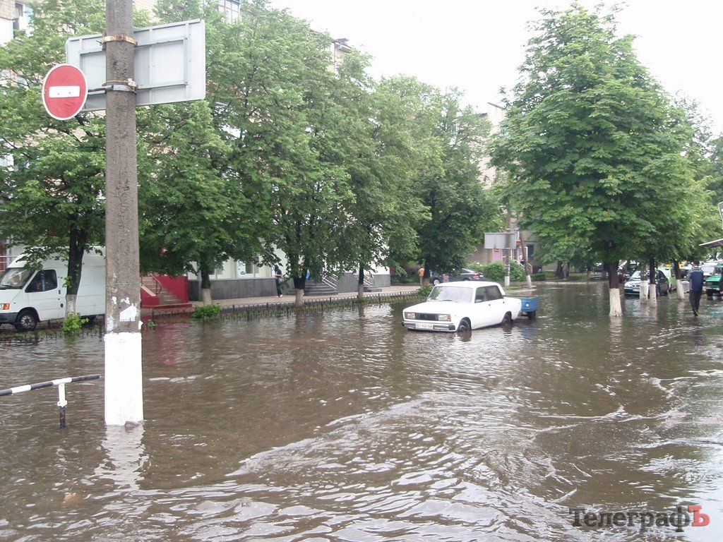 Во время ливня центр Кременчуга затопило (ФОТО, ВИДЕО) Во время ливня центр Кременчуга затопило (ФОТО, ВИДЕО)