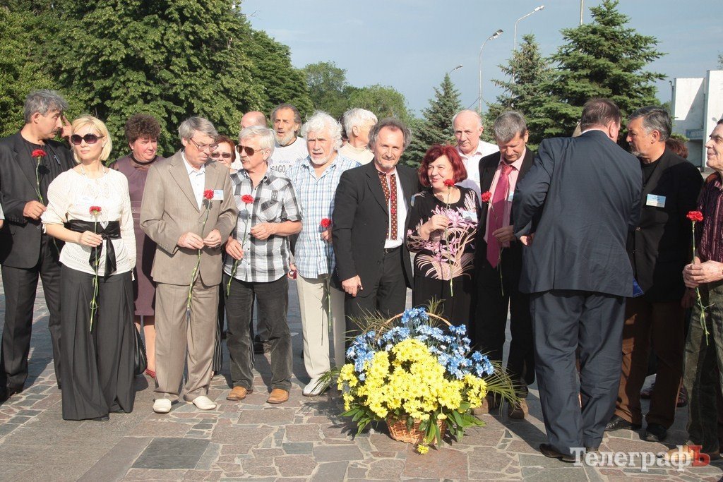 Украинские писатели и поэты поклонились Шевченко в Кременчуге (ФОТОРЕПОРТАЖ) Украинские писатели и поэты поклонились Шевченко в Кременчуге (ФОТОРЕПОРТАЖ)