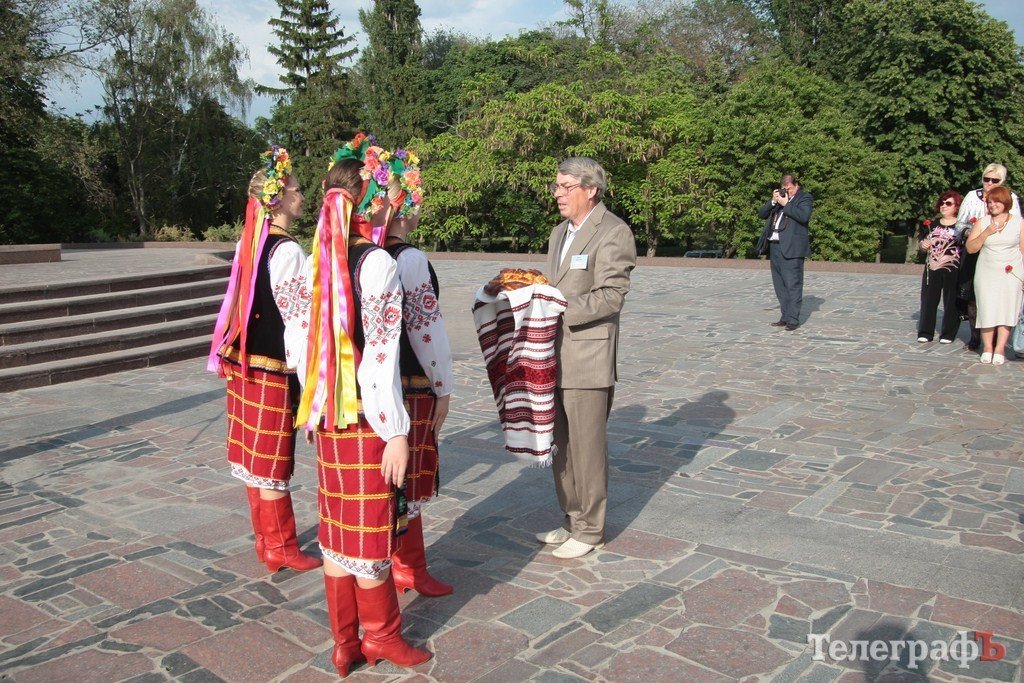 Украинские писатели и поэты поклонились Шевченко в Кременчуге (ФОТОРЕПОРТАЖ) Украинские писатели и поэты поклонились Шевченко в Кременчуге (ФОТОРЕПОРТАЖ)