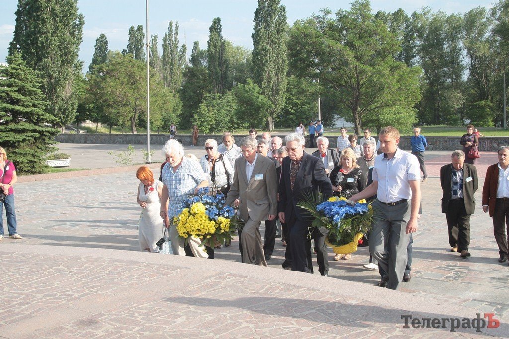 Украинские писатели и поэты поклонились Шевченко в Кременчуге (ФОТОРЕПОРТАЖ) Украинские писатели и поэты поклонились Шевченко в Кременчуге (ФОТОРЕПОРТАЖ)