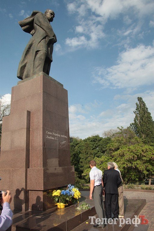 Украинские писатели и поэты поклонились Шевченко в Кременчуге (ФОТОРЕПОРТАЖ) Украинские писатели и поэты поклонились Шевченко в Кременчуге (ФОТОРЕПОРТАЖ)