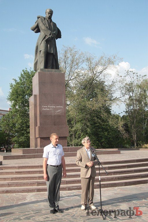 Украинские писатели и поэты поклонились Шевченко в Кременчуге (ФОТОРЕПОРТАЖ) Украинские писатели и поэты поклонились Шевченко в Кременчуге (ФОТОРЕПОРТАЖ)