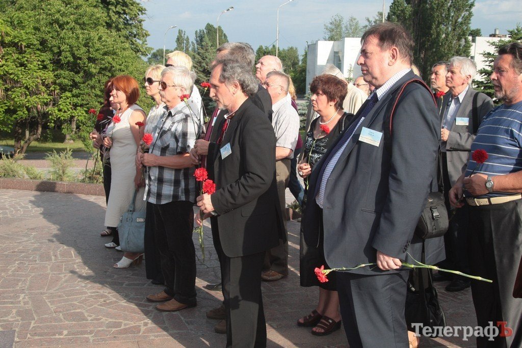 Украинские писатели и поэты поклонились Шевченко в Кременчуге (ФОТОРЕПОРТАЖ) Украинские писатели и поэты поклонились Шевченко в Кременчуге (ФОТОРЕПОРТАЖ)