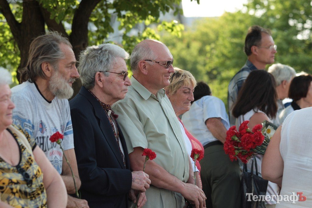 Украинские писатели и поэты поклонились Шевченко в Кременчуге (ФОТОРЕПОРТАЖ) Украинские писатели и поэты поклонились Шевченко в Кременчуге (ФОТОРЕПОРТАЖ)