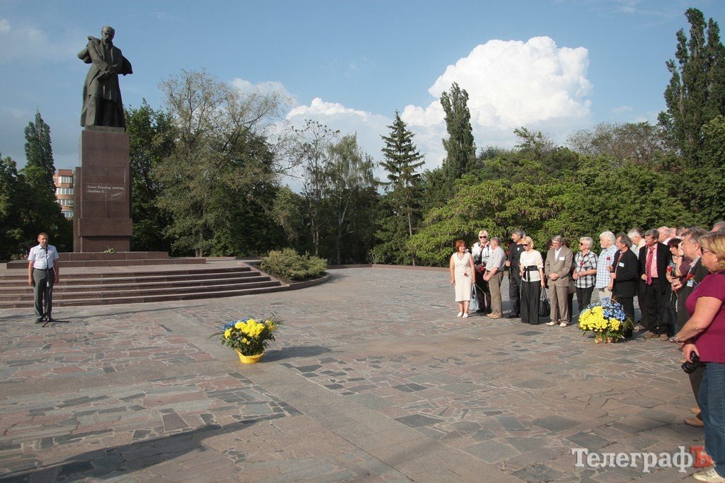 Украинские писатели и поэты поклонились Шевченко в Кременчуге (ФОТОРЕПОРТАЖ) Украинские писатели и поэты поклонились Шевченко в Кременчуге (ФОТОРЕПОРТАЖ)