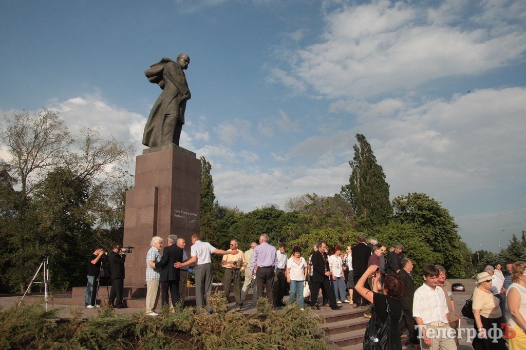 Украинские писатели и поэты поклонились Шевченко в Кременчуге (ФОТОРЕПОРТАЖ) Украинские писатели и поэты поклонились Шевченко в Кременчуге (ФОТОРЕПОРТАЖ)
