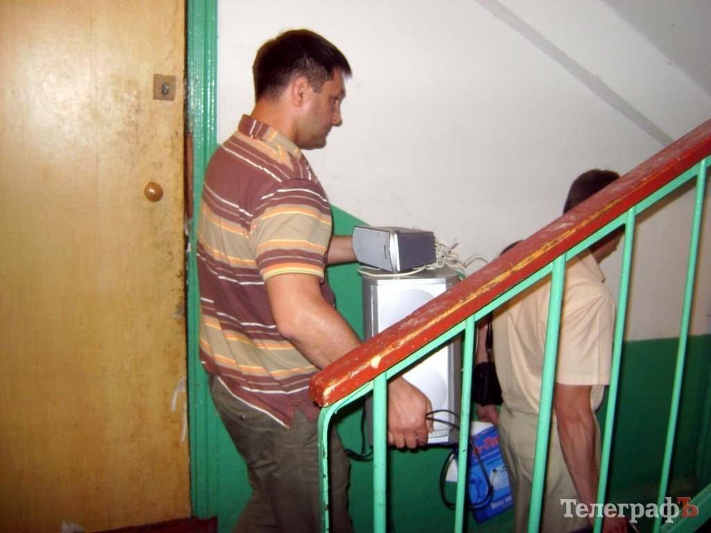 У должников за комуслуги в Кременчуге забирают имущество (ФОТО) У должников за комуслуги в Кременчуге забирают имущество (ФОТО)