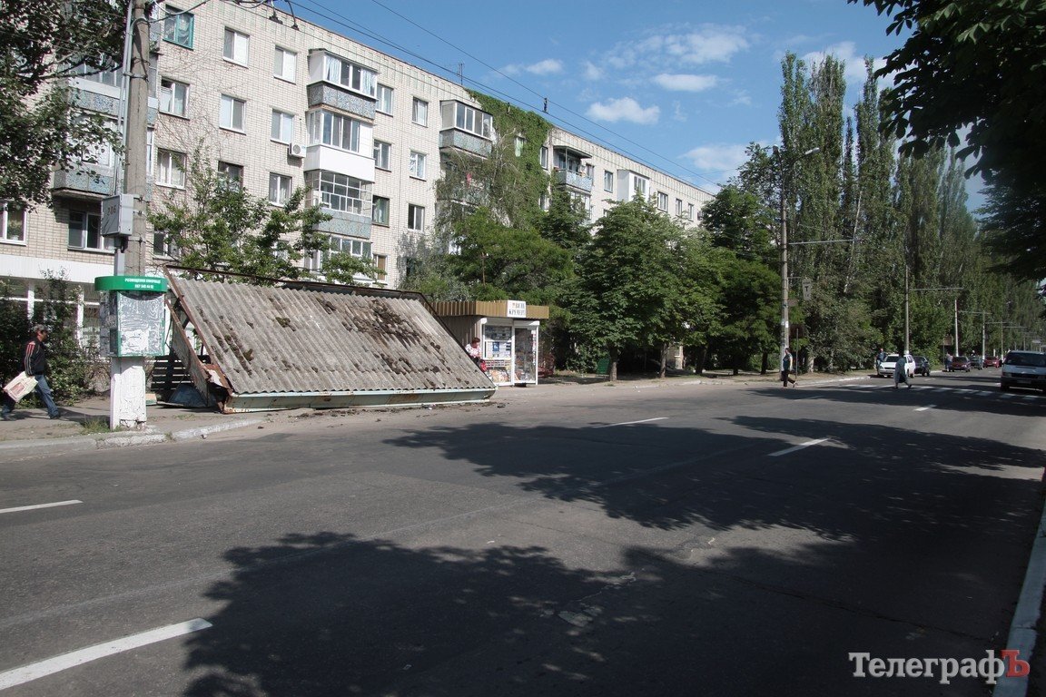 В Кременчуге упала остановка (ФОТО) В Кременчуге упала остановка (ФОТО)
