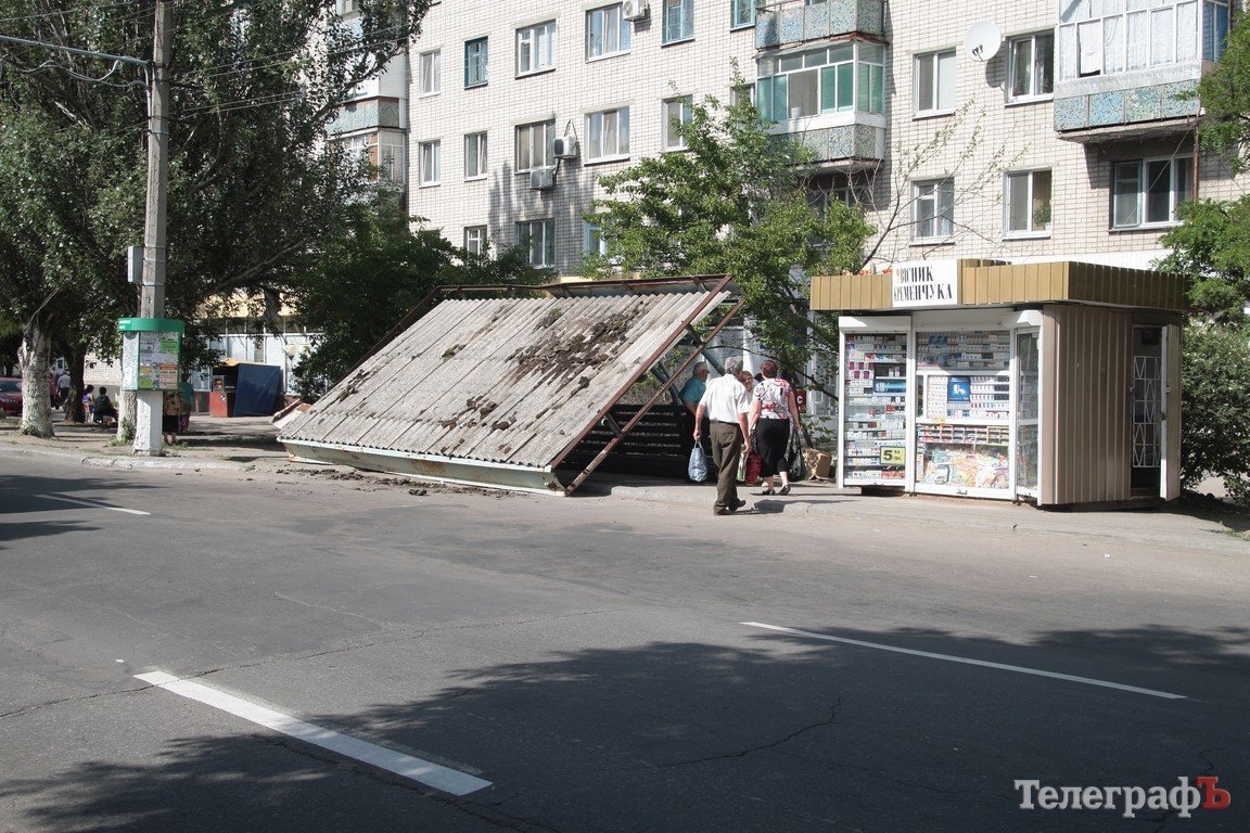 В Кременчуге упала остановка (ФОТО) В Кременчуге упала остановка (ФОТО)