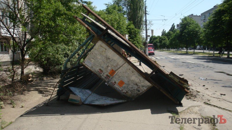 В Кременчуге упала остановка (ФОТО) В Кременчуге упала остановка (ФОТО)