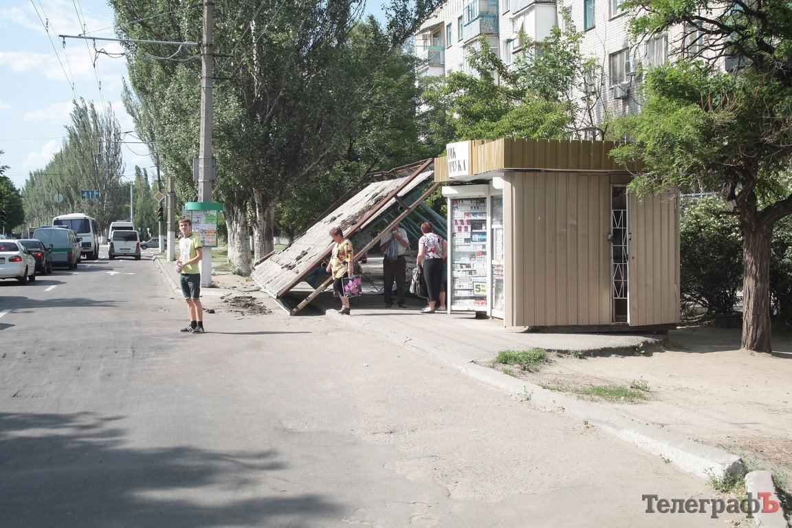 В Кременчуге упала остановка (ФОТО) В Кременчуге упала остановка (ФОТО)