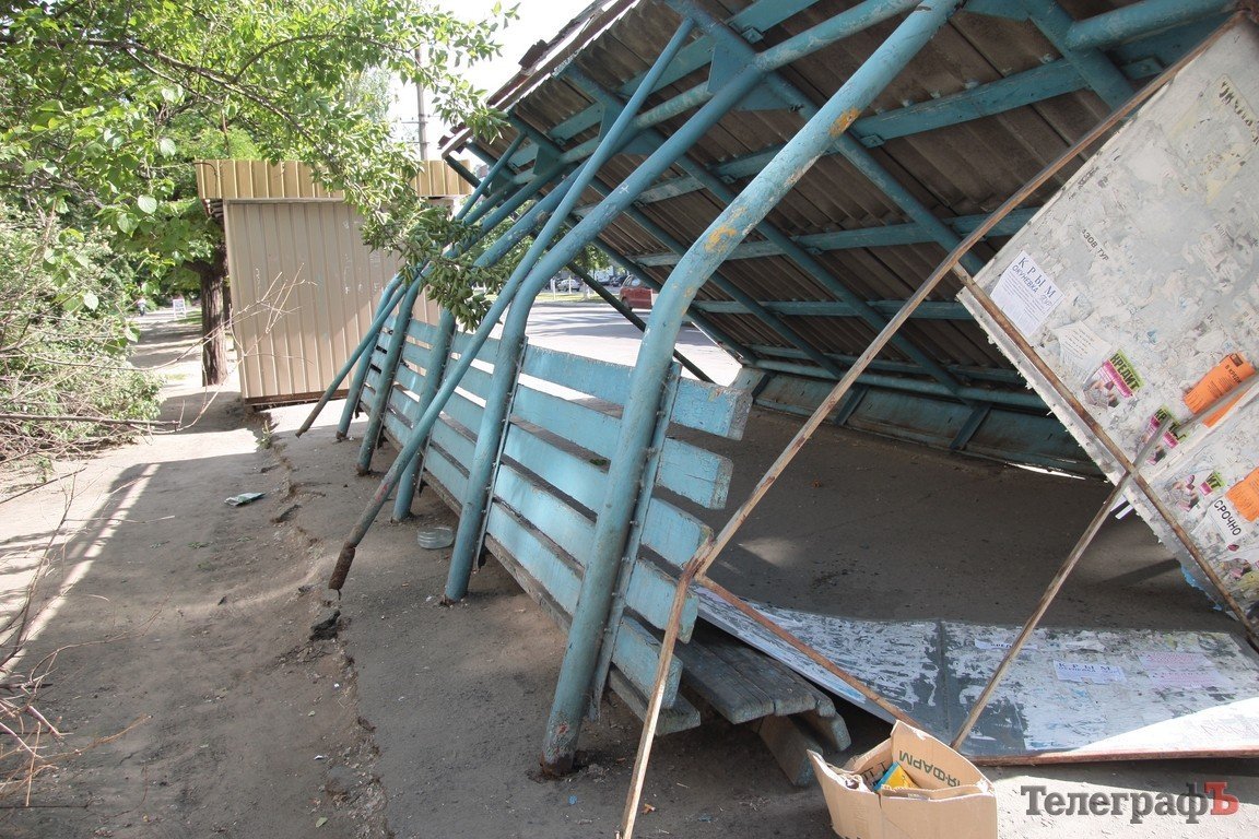 В Кременчуге упала остановка (ФОТО) В Кременчуге упала остановка (ФОТО)