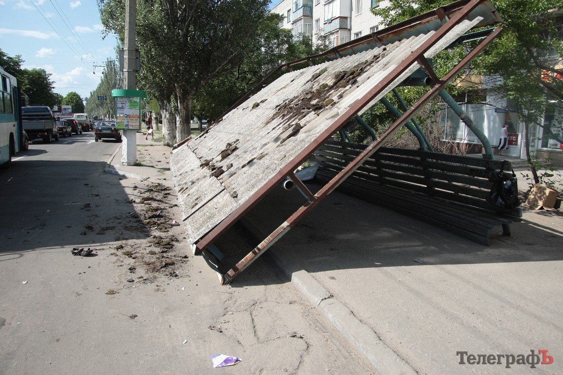 В Кременчуге упала остановка (ФОТО) В Кременчуге упала остановка (ФОТО)