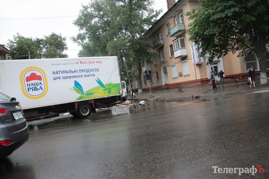 В Кременчуге грузовик сбил прохожего на тротуаре (дополнено) (ФОТО) В Кременчуге грузовик сбил прохожего на тротуаре (дополнено) (ФОТО)