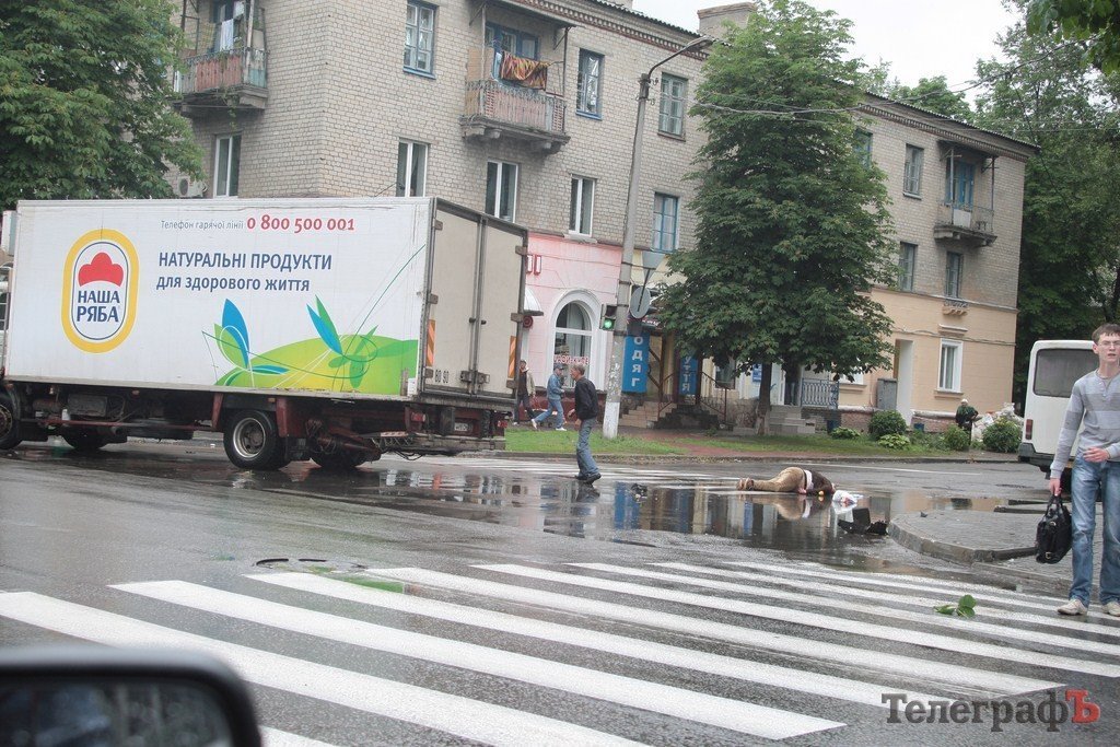 В Кременчуге грузовик сбил прохожего на тротуаре (дополнено) (ФОТО) В Кременчуге грузовик сбил прохожего на тротуаре (дополнено) (ФОТО)