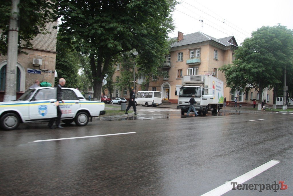 В Кременчуге грузовик сбил прохожего на тротуаре (дополнено) (ФОТО) В Кременчуге грузовик сбил прохожего на тротуаре (дополнено) (ФОТО)